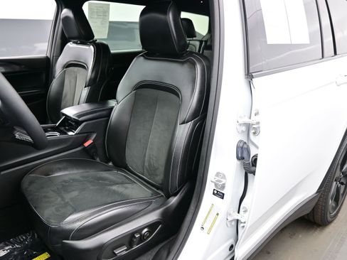 Used 2023 Jeep Grand Cherokee L Laredo image 12