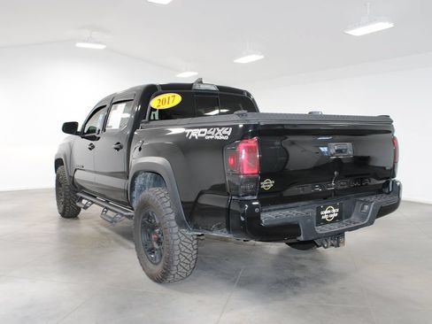 Used 2017 Toyota Tacoma TRD Off-Road w/ Premium & Technology Package AWD/4WD image 7