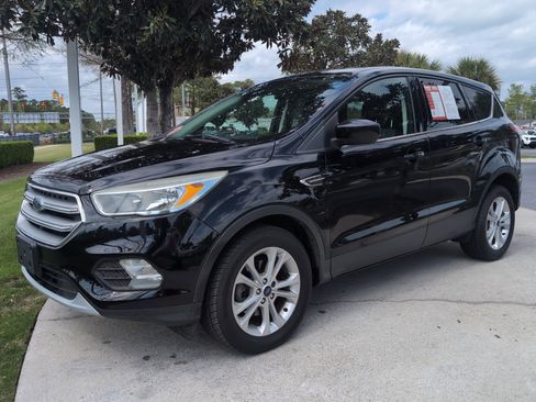 Used 2017 Ford Escape SE image 5
