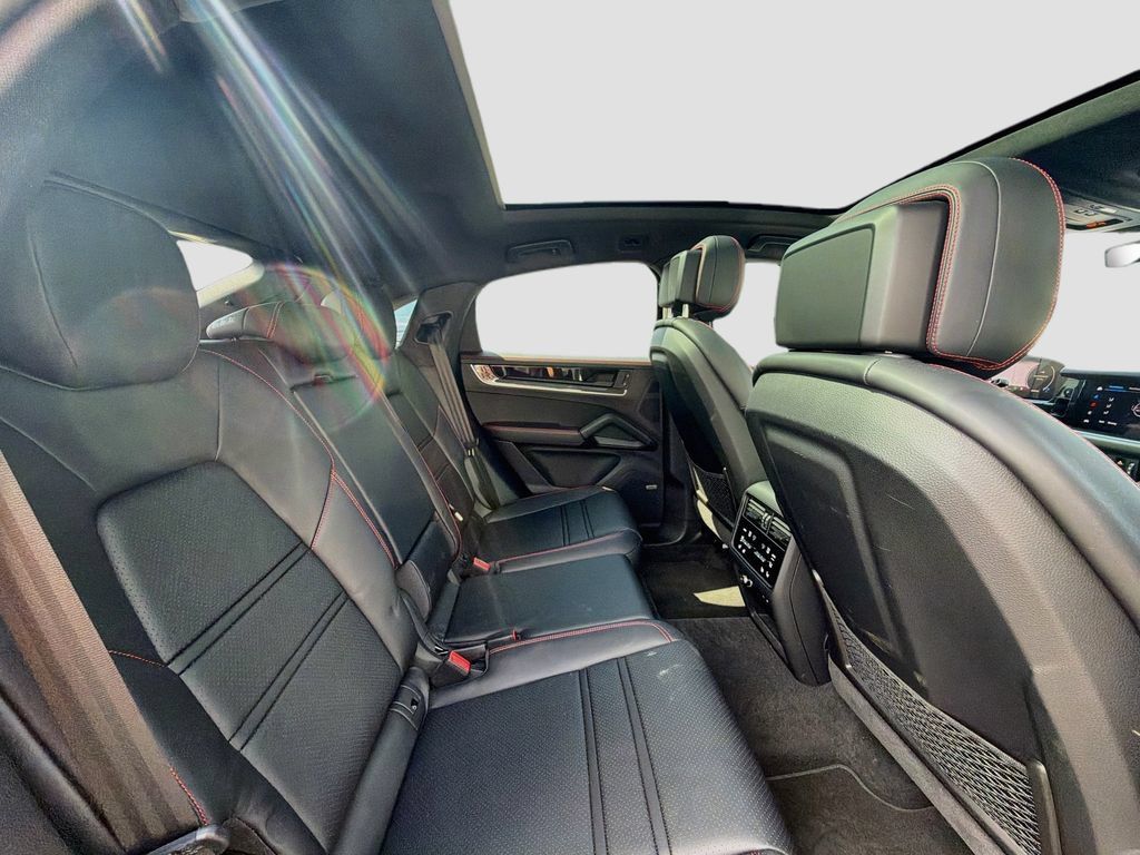 Used 2024 Porsche Cayenne Coupe AWD/4WD image 28