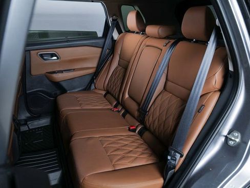 Used 2025 Nissan Rogue Platinum w/ Platinum Premium Package image 11