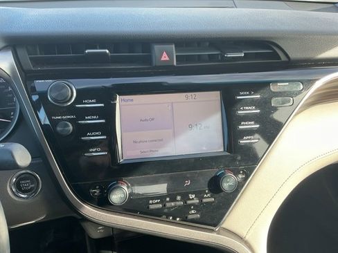 Used 2018 Toyota Camry XLE image 16