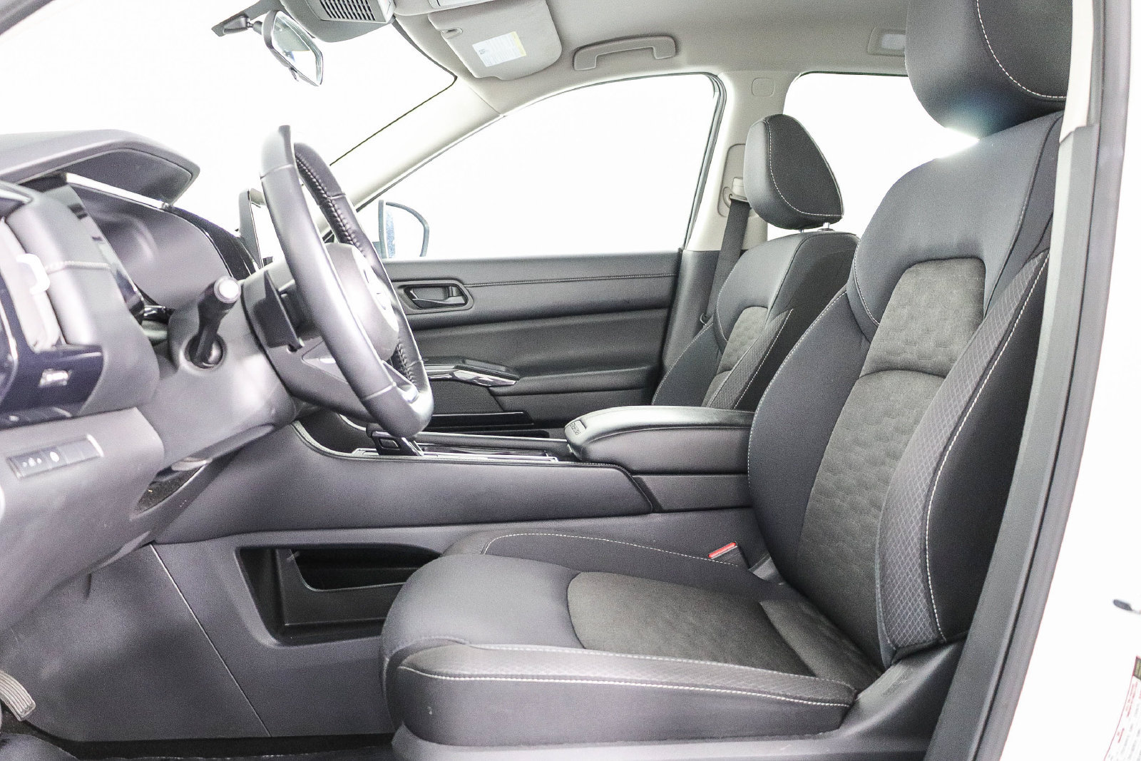 Used 2024 Nissan Pathfinder SV FWD image 18