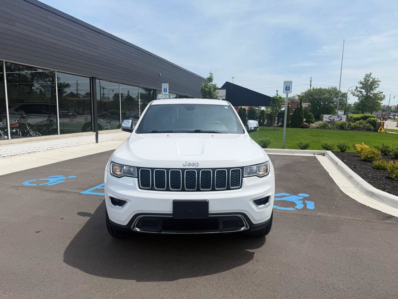 Used 2018 Jeep Grand Cherokee Limited AWD/4WD image 2