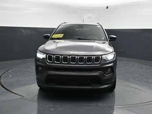 Used 2024 Jeep Compass Latitude AWD/4WD image 2