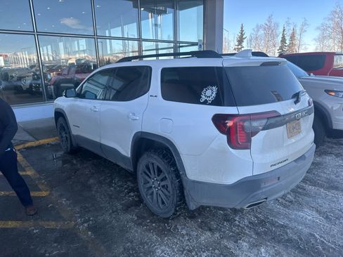 Used 2023 GMC Acadia SLE w/ Driver Convenience Package image 3