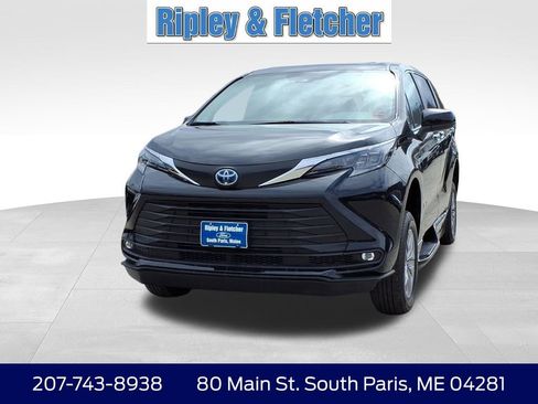Used 2025 Toyota Sienna XLE FWD image 2