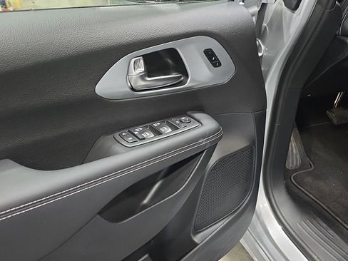 New 2026 Chrysler Pacifica Limited w/ S Appearance Package image 8