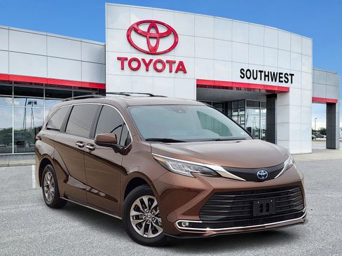 Used 2023 Toyota Sienna XLE FWD image 1
