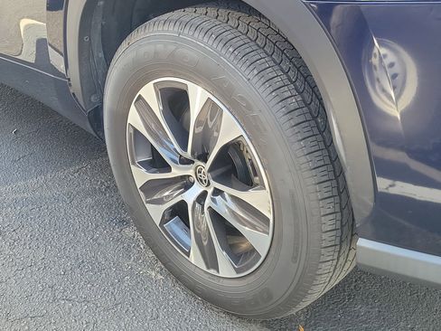Certified 2021 Toyota Highlander XLE FWD image 8
