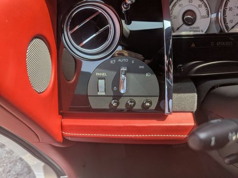 Used 2018 Rolls-Royce Dawn RWD image 16