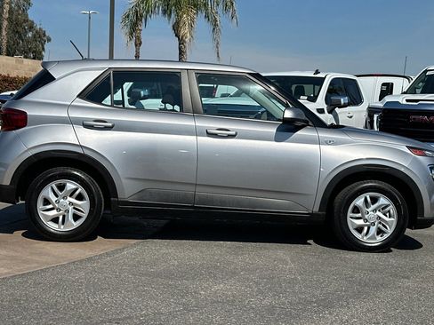 Used 2024 Hyundai Venue SE image 3