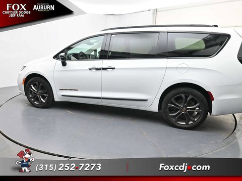Used 2023 Chrysler Pacifica Touring-L w/ Road Tripper Package AWD/4WD image 18