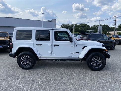 Certified 2026 Jeep Wrangler Unlimited Sahara AWD/4WD image 2