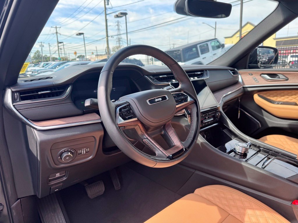 Used 2025 Jeep Grand Cherokee L Summit AWD/4WD image 13