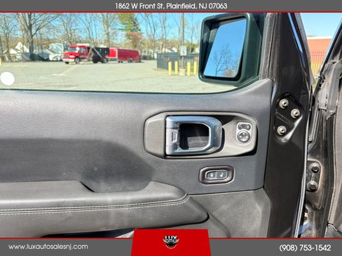 Used 2018 Jeep Wrangler Unlimited Sahara w/ Dual Top Group AWD/4WD image 23