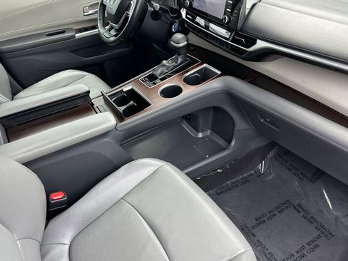 Used 2022 Toyota Sienna XLE image 18