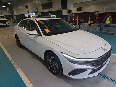 Used 2025 Hyundai Elantra Limited image 3