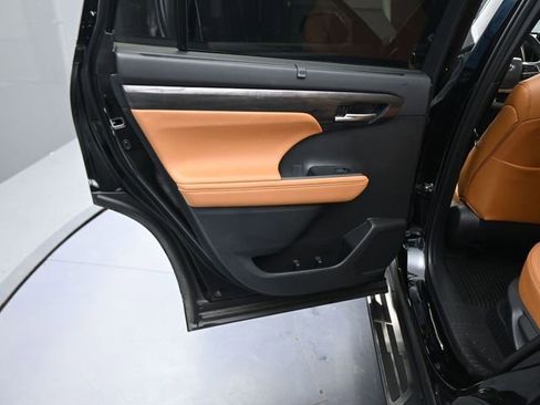 Used 2026 Toyota Highlander Platinum image 18