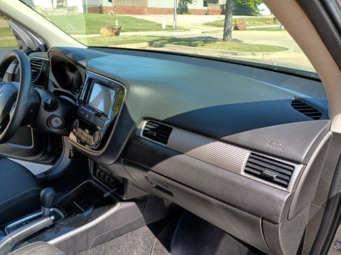 Used 2018 Mitsubishi Outlander ES image 18