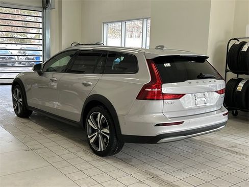 Used 2025 Volvo V60 B5 Cross Country Plus image 2
