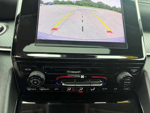 Used 2023 Jeep Grand Cherokee Laredo AWD/4WD image 27