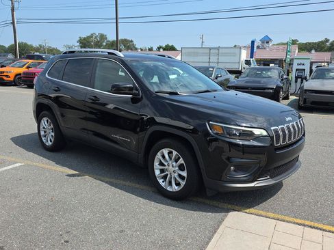 Used 2019 Jeep Cherokee Latitude w/ Cold Weather Group FWD image 3