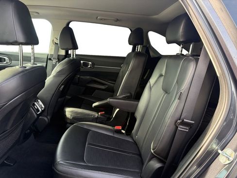 Used 2024 Kia Sorento EX w/ Panoramic Sunroof Package image 16