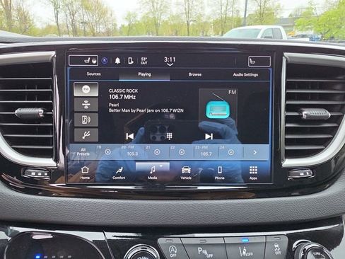 Used 2024 Chrysler Pacifica Touring-L FWD image 20