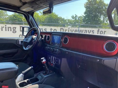 Used 2018 Jeep Wrangler Unlimited Rubicon w/ Dual Top Group AWD/4WD image 18