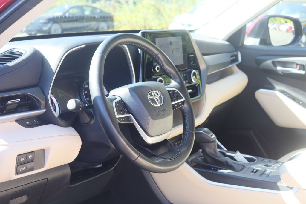 Used 2023 Toyota Highlander XLE AWD/4WD image 8
