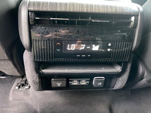 Certified 2024 Jeep Wagoneer Series II w/ Flexible Seating Group AWD/4WD image 29