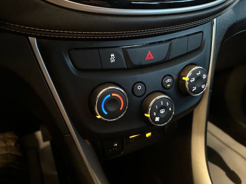 Used 2019 Chevrolet Trax LT w/ LT Convenience Package AWD/4WD image 14