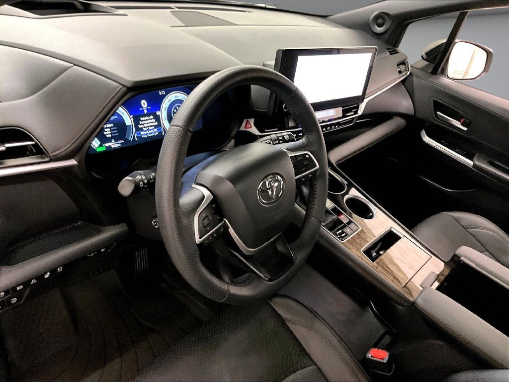 Used 2025 Toyota Sienna Platinum AWD/4WD image 17