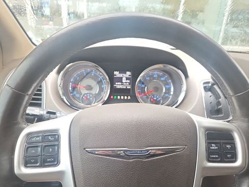 Used 2016 Chrysler Town & Country Touring w/ Driver Convenience Group image 13