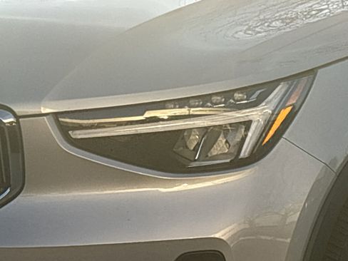 Used 2025 Volvo XC40 B5 Plus image 6