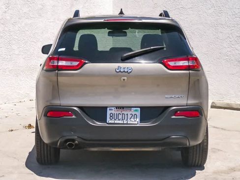 Used 2016 Jeep Cherokee Sport FWD image 8