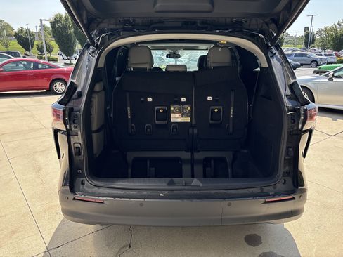 Used 2025 Toyota Sienna XLE FWD image 30