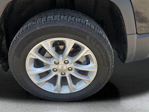 Used 2020 Jeep Cherokee Latitude FWD image 25