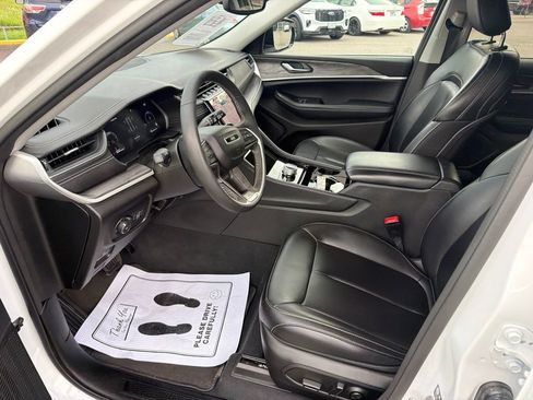 Used 2023 Jeep Grand Cherokee Limited w/ Black Appearance Package AWD/4WD image 13