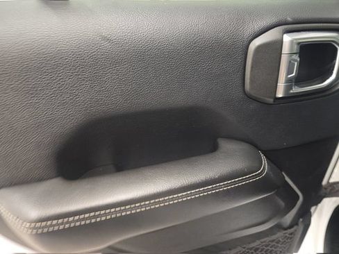 Used 2019 Jeep Wrangler Unlimited Sahara AWD/4WD image 17