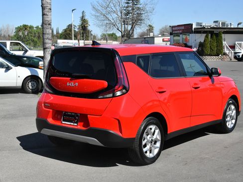 Used 2024 Kia Soul LX w/ Option Group 015 FWD image 8