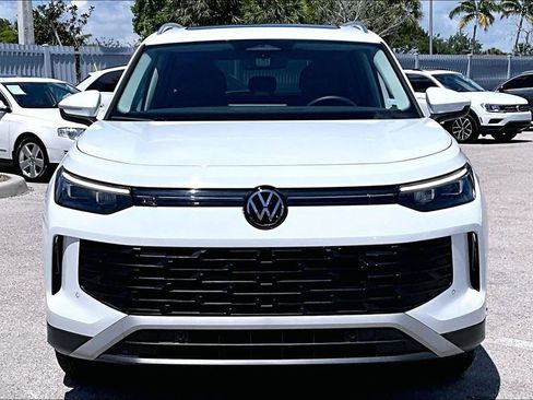 Certified 2026 Volkswagen Tiguan SE w/ Panoramic Sunroof Package FWD image 10