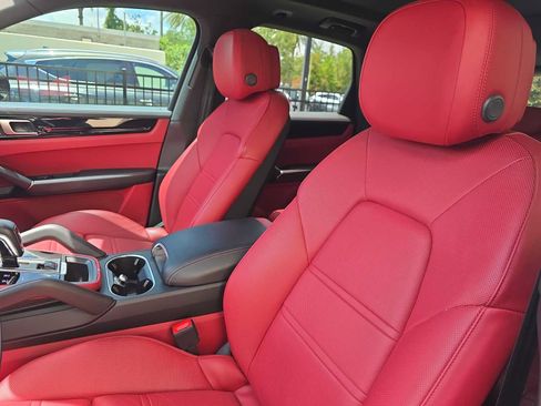 Used 2022 Porsche Cayenne AWD/4WD image 14
