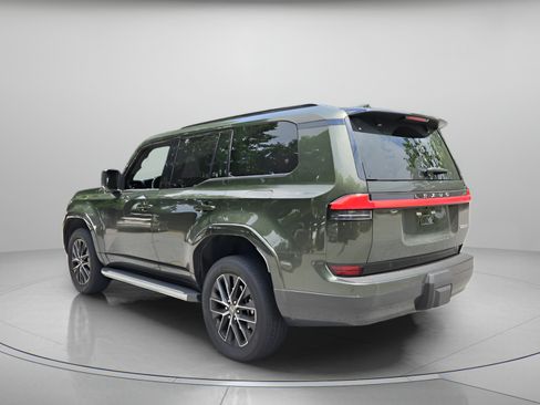 Used 2025 Lexus GX 550 w/ Accessory Package (2T) AWD/4WD image 3