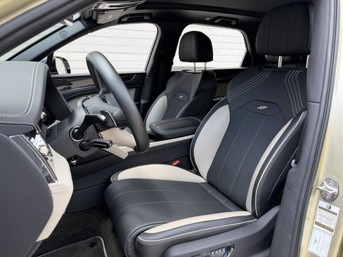 Used 2023 Bentley Bentayga AWD/4WD image 17