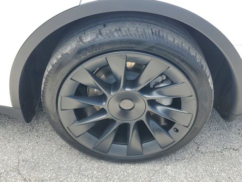 Used 2023 Tesla Model Y 2WD image 5