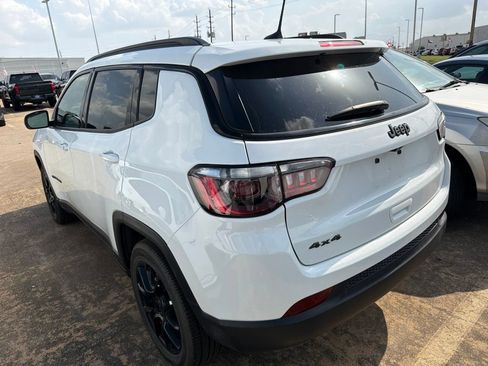 Used 2025 Jeep Compass Latitude w/ Convenience Group AWD/4WD image 4