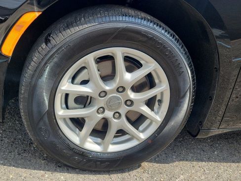Used 2025 Chrysler Pacifica Select FWD image 37