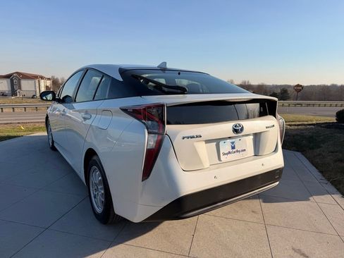 Used 2017 Toyota Prius Four image 3
